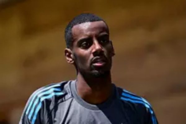 Liverpool fans sent into meltdown after hearing what Eddie Howe has said about Alexander Isak’s future at Newcastle